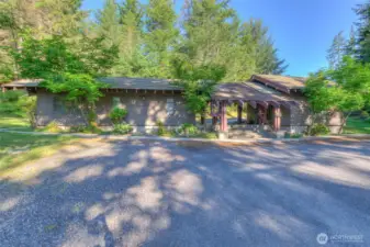 Community meeting area with restrooms and laundry facilities to use during construction.