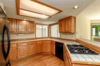Large, well-lit kitchen has everything you need at your disposal. Excellent cook station with plenty of room for meal prep.