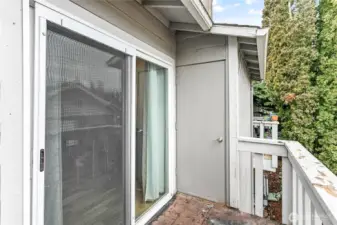 A separate storage area off the deck!