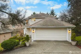 Stunning front view of this Redmond gem!