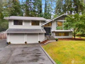 Lovely home with plenty of parking for RV or boat!