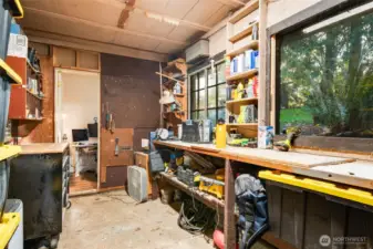 Workshop with connected work from home office space