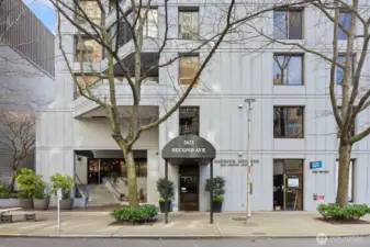 Harbour Heights condominium entrance at 2621 Second Avenue in Seattle’s Belltown neighborhood with covered entry, street access, and nearby urban amenities.