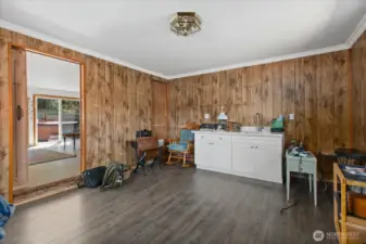 Bonus/rec room w/ wet bar