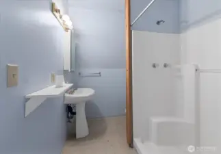 apartment above garage bath