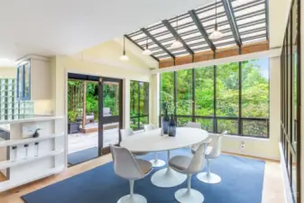Dynamic view of the dining room with easy outdoor connection