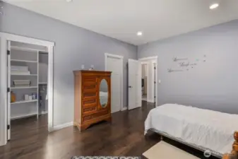 Guest Ensuite w/ Walk In Closet~