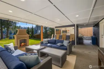 Excellent Gathering Spot to Host Parties w/ an Outdoor Bar/Kitchen Room~