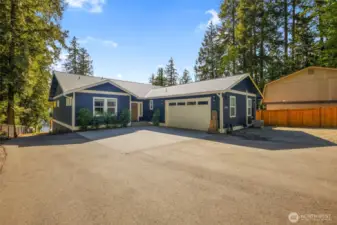 Massive Parking and Main Floor Living~