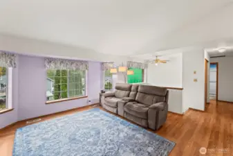Spacious livingroom with lots of natural light
