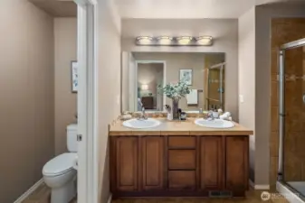 Primary en-suite bath