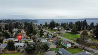 Minutes to Shorewood on the Sound, the surrounding location is peaceful and tranquil.