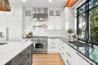 Thermador 6-burner duel fuel convection oven and custom tile accents.