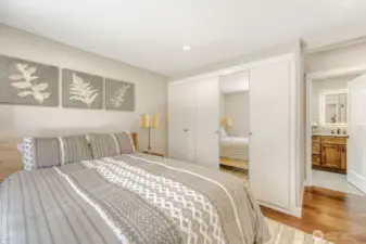 Master bedroom high-end bathroom!