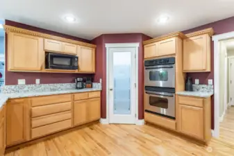 Lots of counter space, pull out storage, walk in pantry and DOUBLE OVENS.