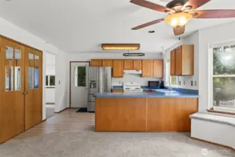 Kitchen w/ breakfast nook