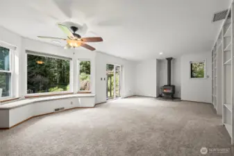 Breakfast nook and livingroom