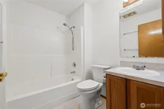 Upstairs hall full bath