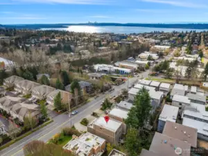 Unmatched location just steps to the Cross Kirkland Corridor trail, Google and Kirkland Urban.  It really doesn't get more convenient than this!