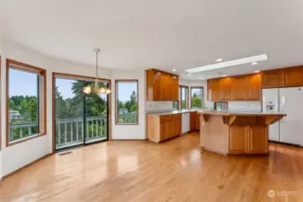 Large Eat-In Kitchen w/