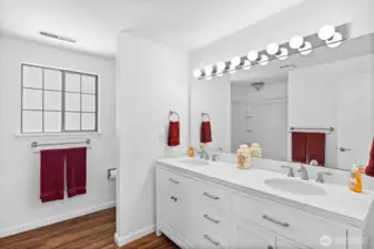 Full bath (upper)