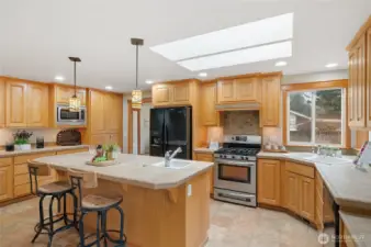 With three prep areas, this kitchen is meant to be shared! No crowding around a single sink and cooking area. Pull up a stool and keep the chef company!