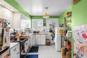 Main unit: Kitchen w/plenty of space