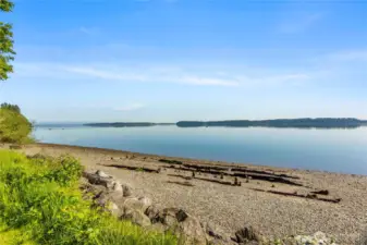 Gorgeous community beach. The proximity to water encourages an active lifestyle. Residents can engage in activities like kayaking, paddleboarding, or beachcombing.
