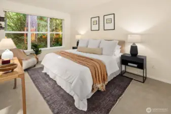 Primary suite w/ walk- in closet