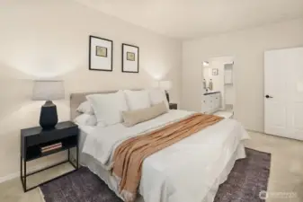 Primary suite w/ walk- in closet