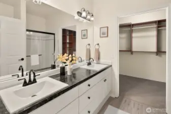 Primary suite w/ walk- in closet