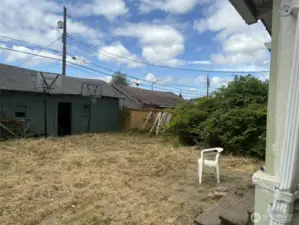 Perfectly sized backyard with room for garden, pool, yard, just about anything you could dream up!