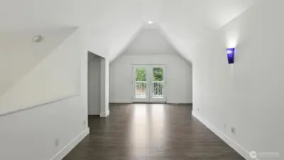 DADU - 3 spacious bonus rooms for flexible living.