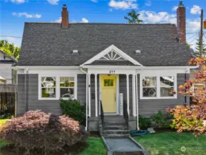 Come and see this cute craftman bungalow in a great Tacoma location.