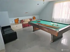 Yes, the pool table is included. Can put a ping pond table on top