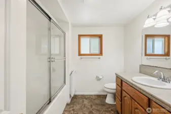 Full upper level bathroom.