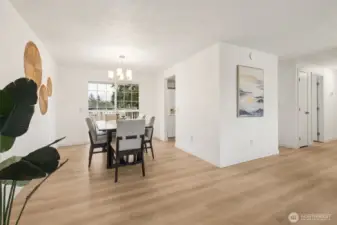 Plenty of dining space with the glass slider to the patio for easy indoor/outdoor entertaining & barbecuing!