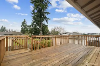 Expansive deck provides views of Lake Meridian with 4th of July fireworks in full glory -- avoid the chaotic traffic and stay home to celebrate!