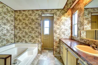 Bathroom 1 ( Primary)