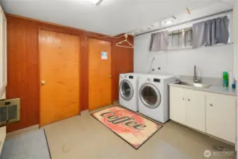 Common laundry area (washer/dryer free to use/not coin operated)