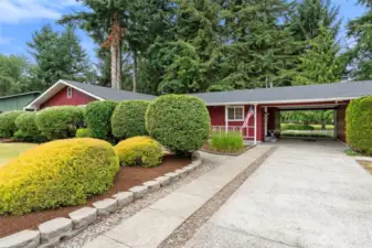 Attractive front yard.