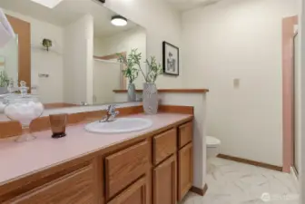 Primary 5-piece bath.