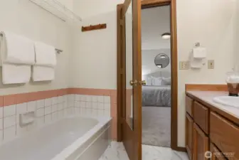 Primary 5-piece bath.