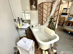 New York-style bathtub in the studio!