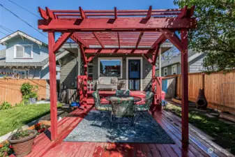 Lovely backyard deck perfect for entertaining!