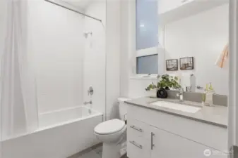 En suite to secondary bedroom