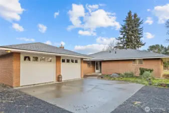 Oversized 2 car garage