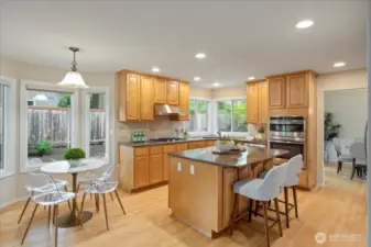 Lots of flexibility with seating at both the island and an breakfast nook