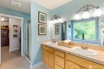 Primary bath with double vanities, large tub