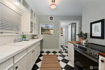 Great access to back from kitchen.